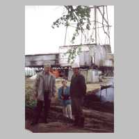 067-1017 Im Mai 1994 - Anneliese und Albert Katzmann mit einem Arbeiter am Bohrturm an der Strecke Pomauden - Neuendorf.JPG